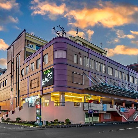 Hotel Grand Whiz Megamas Manado Esterno foto