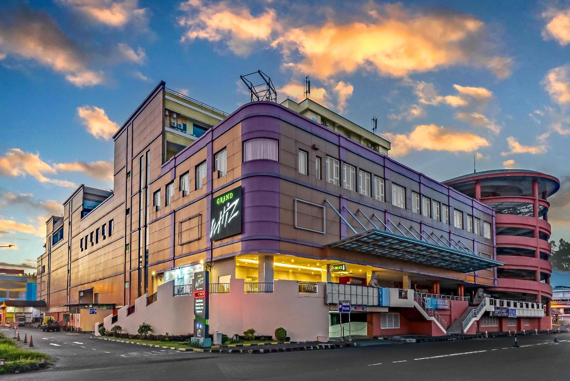 Hotel Grand Whiz Megamas Manado Esterno foto