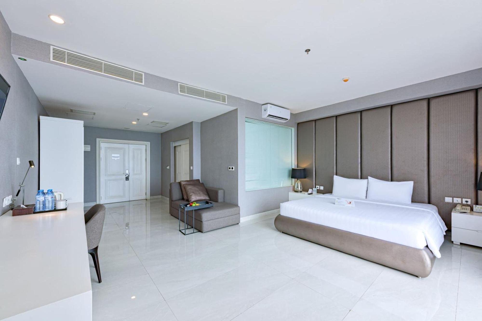 Hotel Grand Whiz Megamas Manado Esterno foto